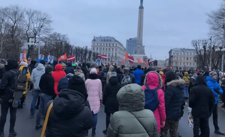 Arī sapulcē Brīvības laukumā kuplā skaitā sanākušie neievēro Covid-19 dēļ noteiktos ierobežojumus