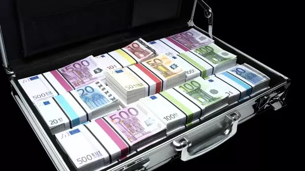 Почти миллион евро: сколько партии уже потратили на предвыборную кампанию