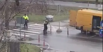В Пурвциемсе моют столбики на «зебрах» (ВИДЕО)