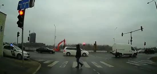Лихой разворот перед рижской полицией: видео года?