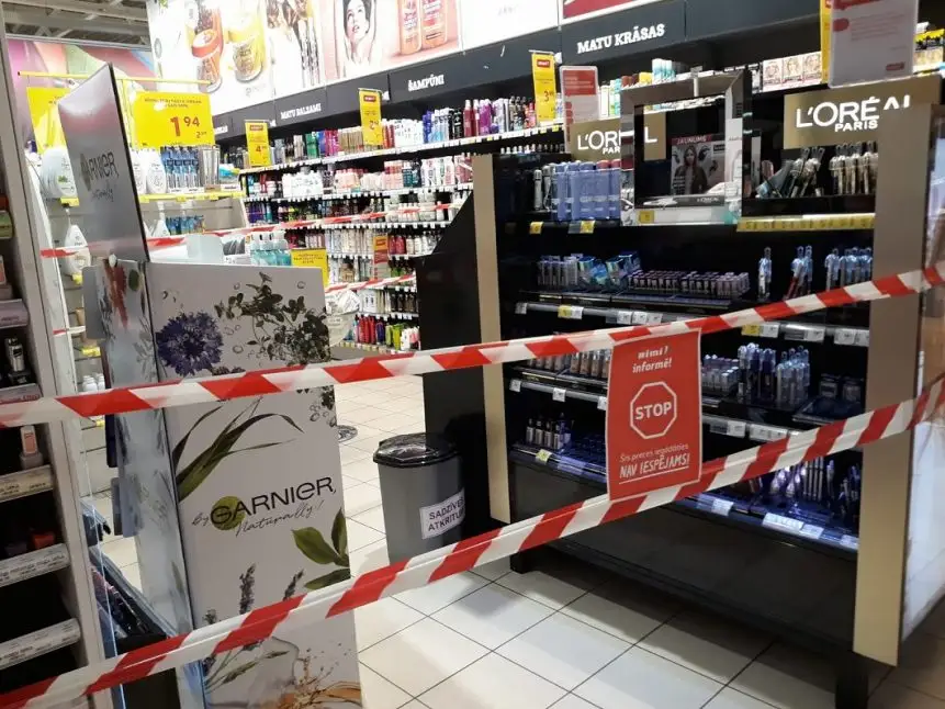 Ārkārtējās situācijas laikā ierobežos tirdzniecību, bet paplašina iegādājamās preču grupas