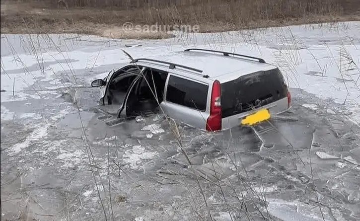 Первый пошёл! Автоводителям на заметку — лёд на водоемах ещё тонок