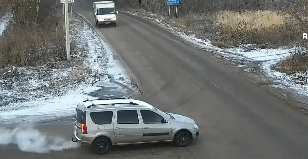 Авария года! Вы нипочём не догадаетесь, что произойдёт дальше (ВИДЕО)