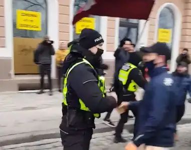Инцидент на акции протеста: задержание, попытка блокировать бусик полиции, расчистка улицы, крики «Это не Минск!» (ВИДЕО)