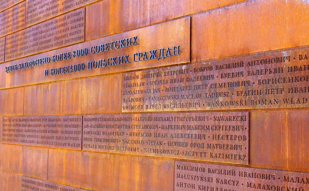 Российская пропаганда берет курс на отрицание трагедии Катыни: «Мемориал» судится за память