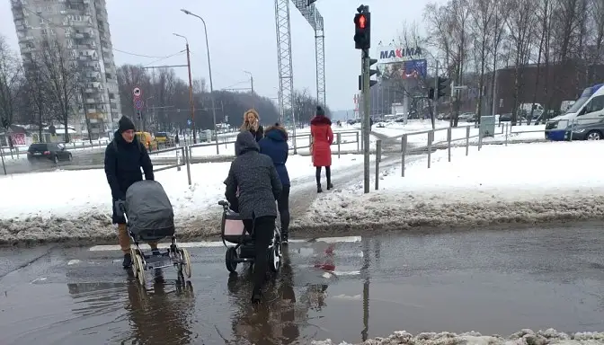 Кто несет ответственность за это свинство? У пешеходного перехода всегда огромная лужа, негодует рижанка