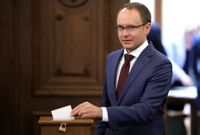 Kuluāros kā iespējamos kandidātus uz veselības ministra amatu min Saeimas deputātus Skridi, Pavļutu un Dūrīti