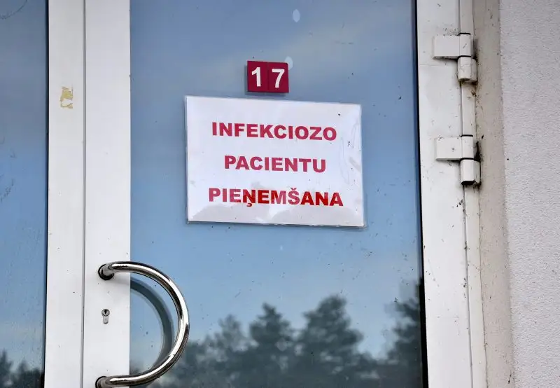 SPKC: Saslimstība ar Covid-19 Latvijā samazinās lēni un drošības pasākumu atvieglošanai nav pamata