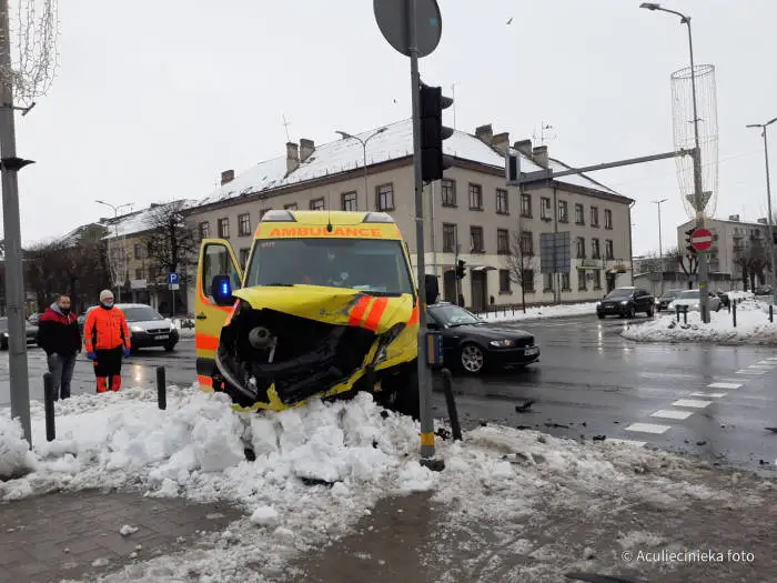ДТП в Елгаве: «скорая» ехала на вызов и попала в аварию; пострадал пассажир автомобиля