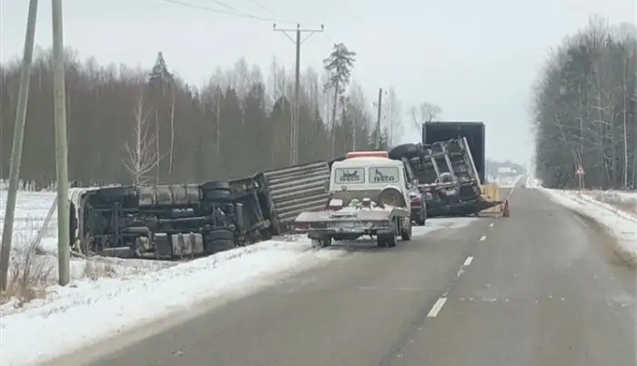 Сильный снегопад привёл к множеству ДТП на дорогах Латвии (ФОТО)
