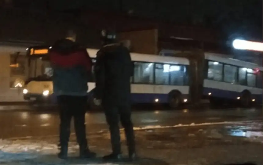 В Болдерае порвался автобус-гармошка Rīgas satiksme