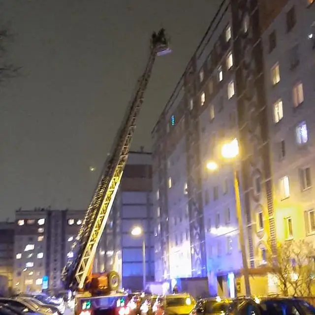 Мужчина запустил петарду с крыши, но не смог спуститься. На помощь приехали пожарные (фото, видео)