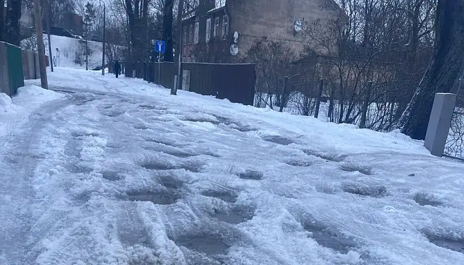 Объездная улица в Пардаугаве усыпана ямами, всю зиму нет дворника. Рижская дума почему-то не реагирует