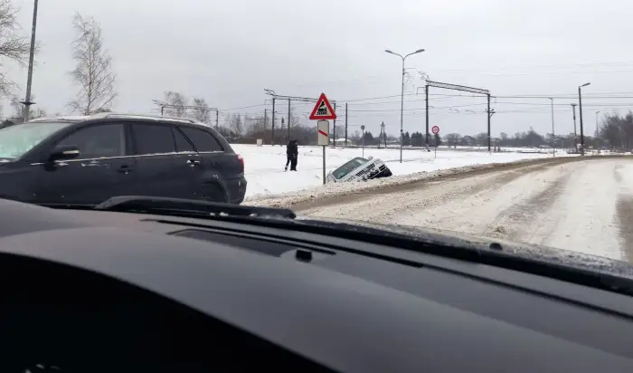 Что творится на дорогах Латвии? Снегопад и метель привели к множеству аварий  (ФОТО)