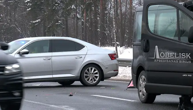 Шёл без отражателей по проезжей части: под Сигулдой машина насмерть сбила пешехода