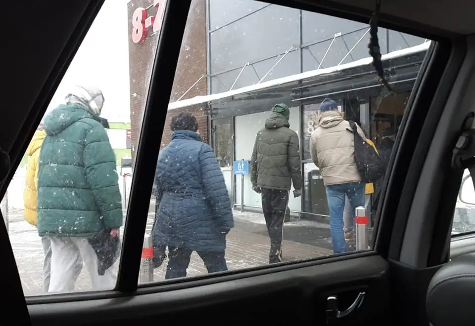 А за стоянку не оштрафуют, пока в очереди стою? Актуальный вопрос о парковках у магазинов