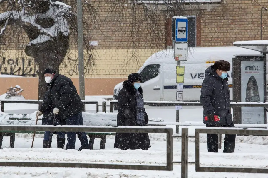 Два года без крыши: когда на рижские остановки вернут навесы?