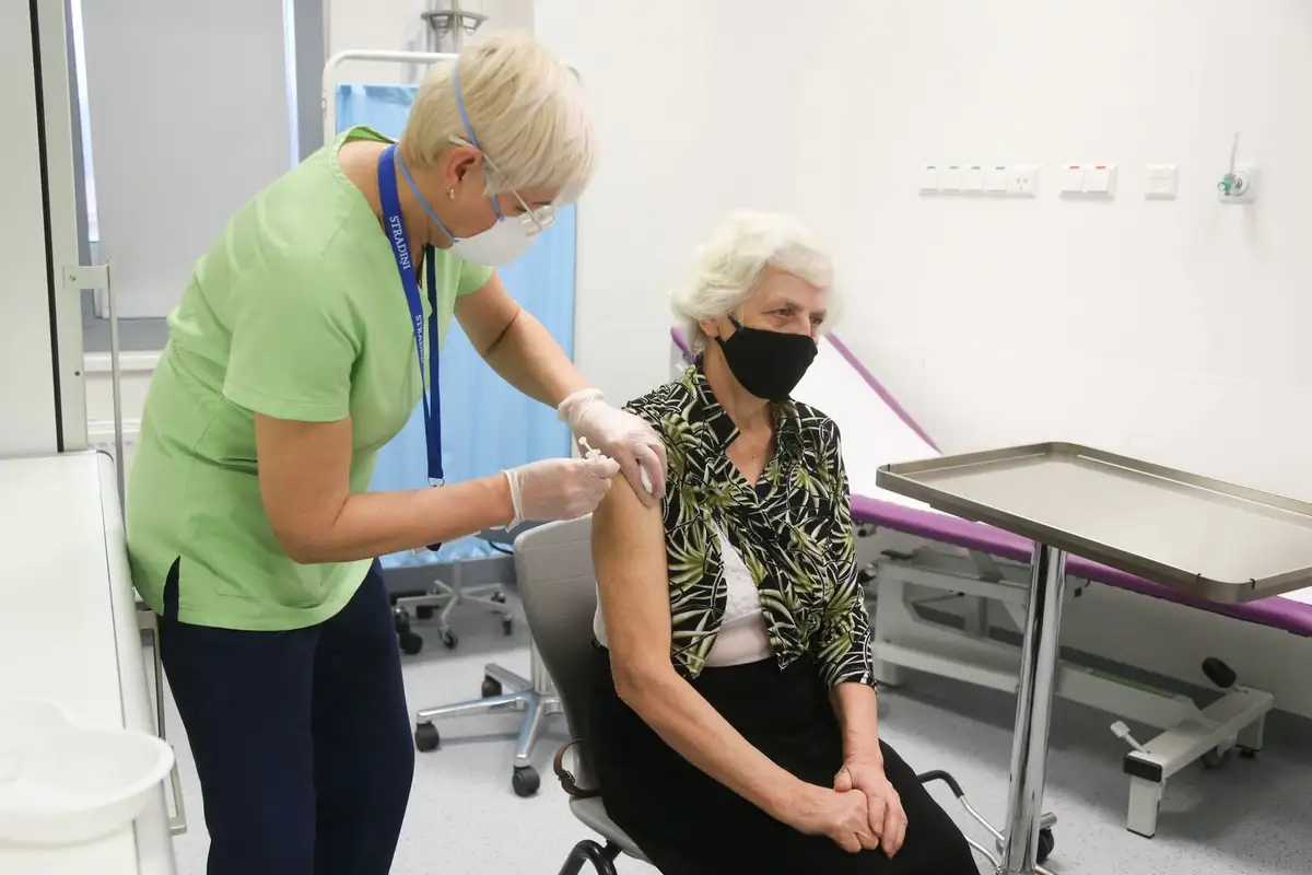Šonedēļ turpināsies senioru vakcinācija bez iepriekšēja pieraksta liela mēroga centros