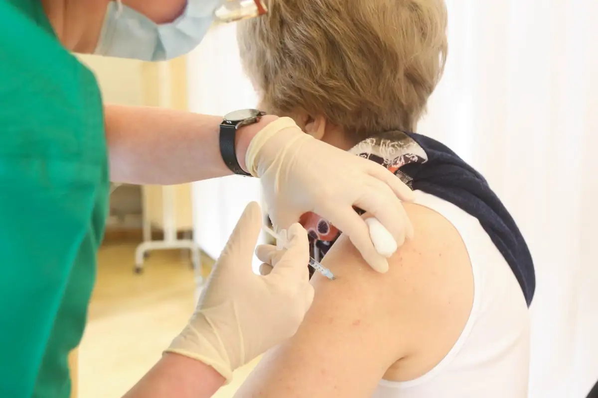 VM: Šonedēļ pret Covid-19 vakcinēti vairāk nekā 8500 senioru