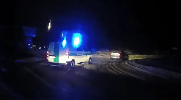 Bojā iet sieviete, kurai uzbrauc pašas no kupenas stumta mašīna