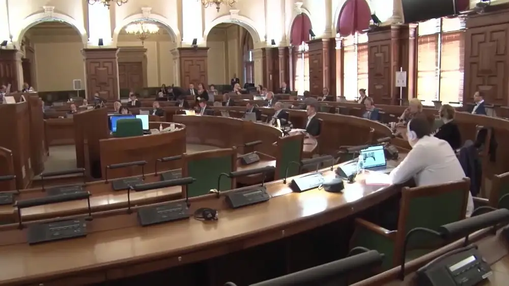 Saeimā atkārtoti iesniegta prasība par vakcinācijas pret Covid-19 brīvprātības principu