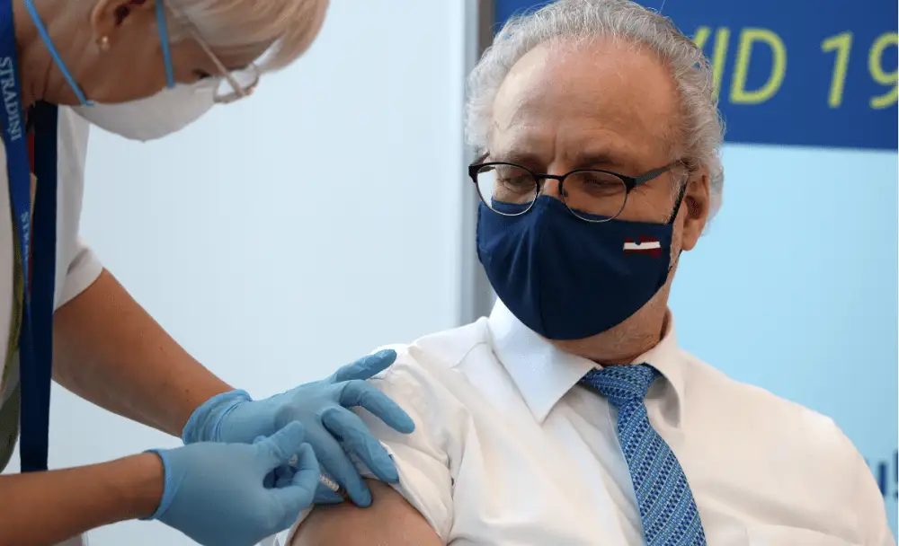 Вакцинация высших должностных лиц Латвии. ПРЯМОЙ ЭФИР