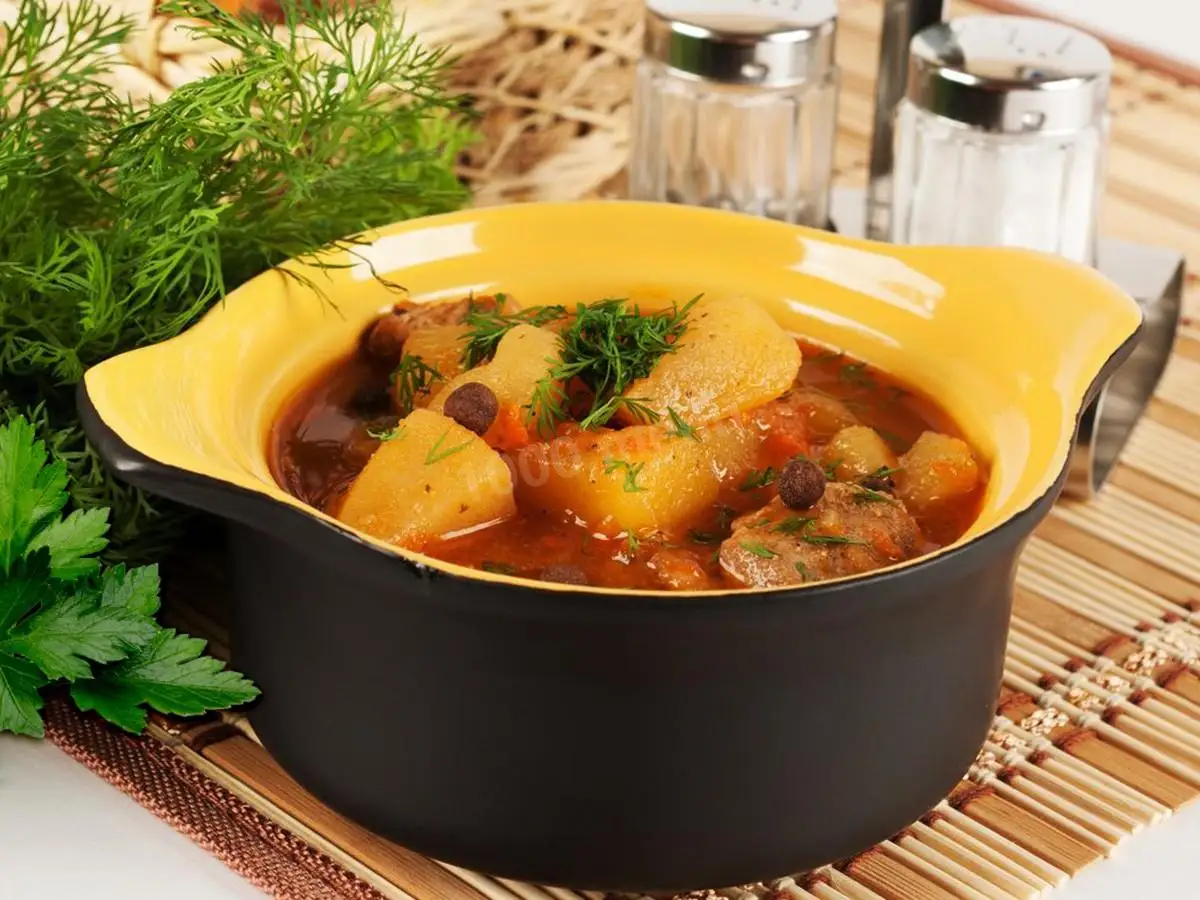 Рецепты сытного жаркого — первого и второго в одном блюде: мясо в пиве и красном вине