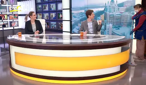 На украинском телеканале уборщица помыла пол в прямом эфире