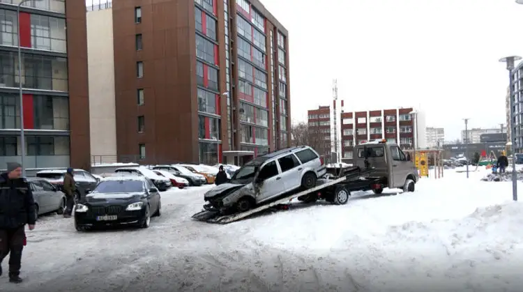 Пожар на подземной парковке новостройки: сгорел автомобиль дворника, он припарковался незаконно