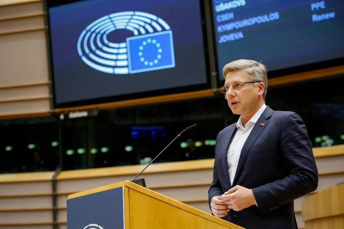 Ušakovs: ES naudu krīzes pārvarēšanai vajag izmantot ekonomikas reformām, nevis to norakt būvniecības projektos