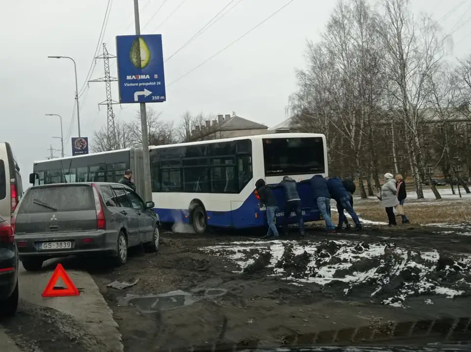 Автобус в Милгрависе хотел объехать место ДТП и сам увяз в грязи