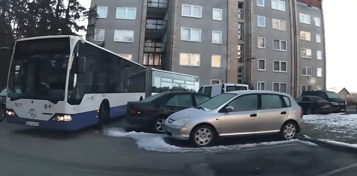 Отказали тормоза? В Улброке автобус Rīgas satiksme на большой скорости влетел во двор многоэтажек