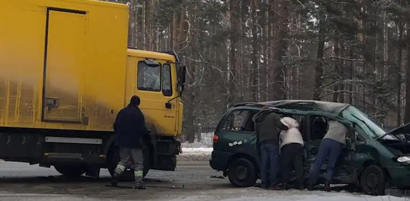 Крупная авария возле Саласпилса: столкнулись фура и минивен, пассажира пришлось «вырезать» из автомобиля
