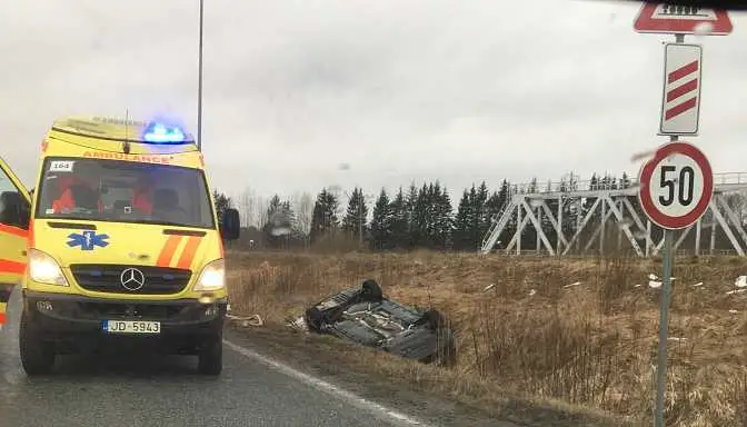 На Видземском шоссе столкнулись три машины: погибли двое водителей