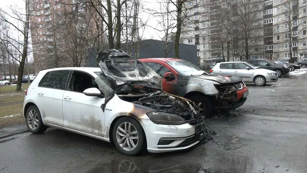 ЧП в Пурвциемсе: сгорели сразу две машины (ВИДЕО)
