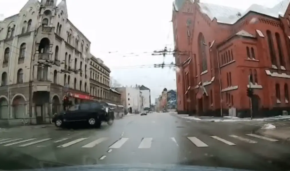 ДТП на углу Бривибас и Таллинас: летел на красный и влетел в борт (ВИДЕО)