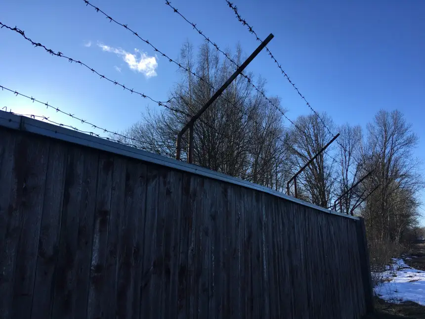 «XXI век в Золитуде! Не пора ли запретить такие декорации?» В сети разгорелся спор по поводу колючей проволоки