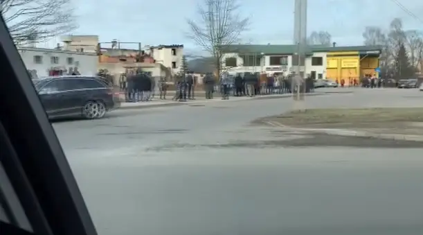 В новый российский дискаунтер в Ильгюциемсе выстроилась километровая очередь (ВИДЕО)