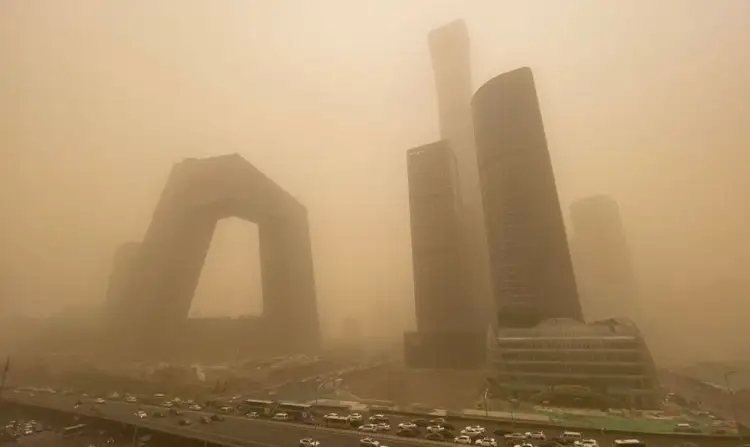 Пекин накрыло сильнейшей пыльной бурей (ФОТО, ВИДЕО)