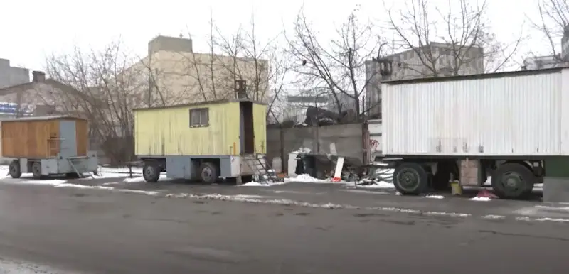 Жилье в вагончиках: немолодые супруги так живут уже 3 года
