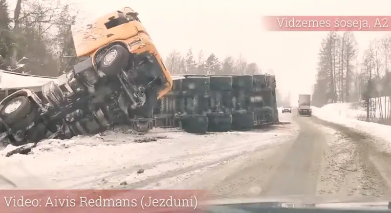 На Видземском шоссе перевернулся огромный грузовик (ВИДЕО)