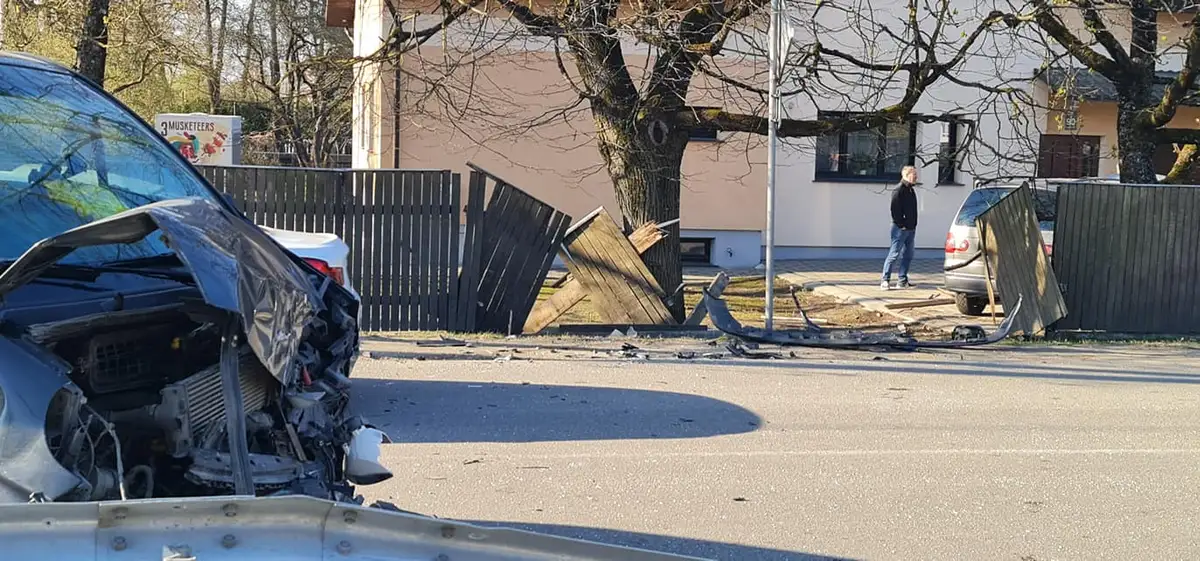ДТП в Марупе: одна машина пробила забор, другая почти выехала на тротуар, движение автобусов нарушено