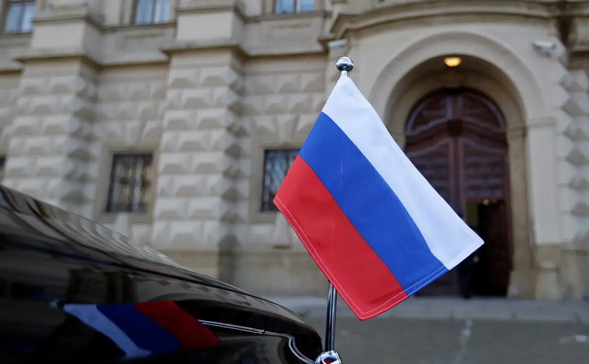 На посольстве России в Сеуле вывесили баннер «Победа за нами»