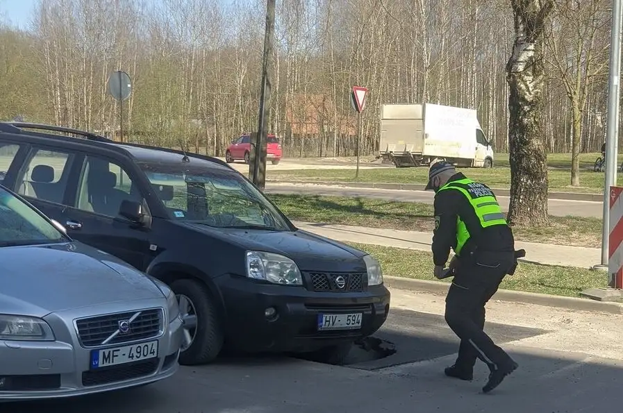 На том же месте: в Зиепниеккалнсе опять машина провалилась в образовавшуюся дыру на дороге