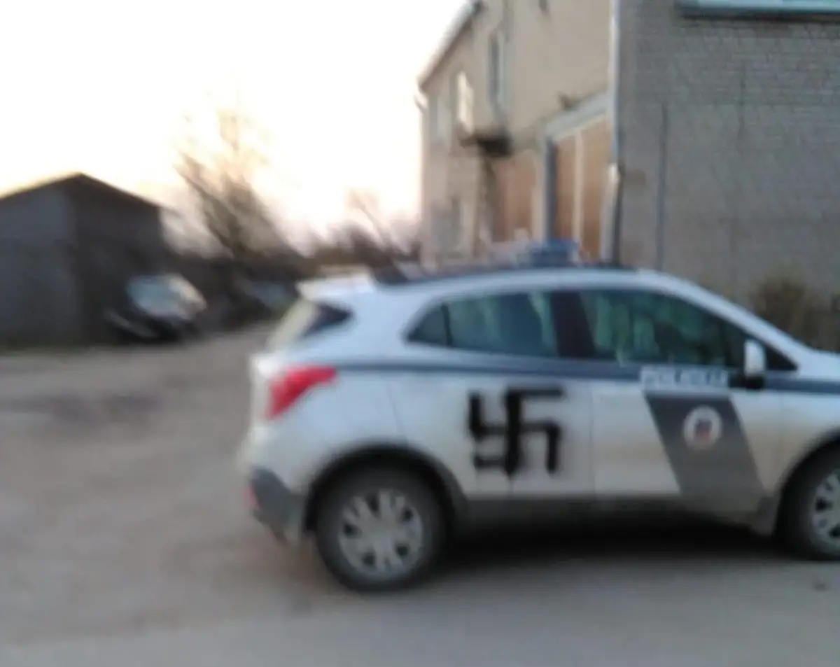 Так это же угунскрустс! В Карсаве разукрасили свастикой машину полиции