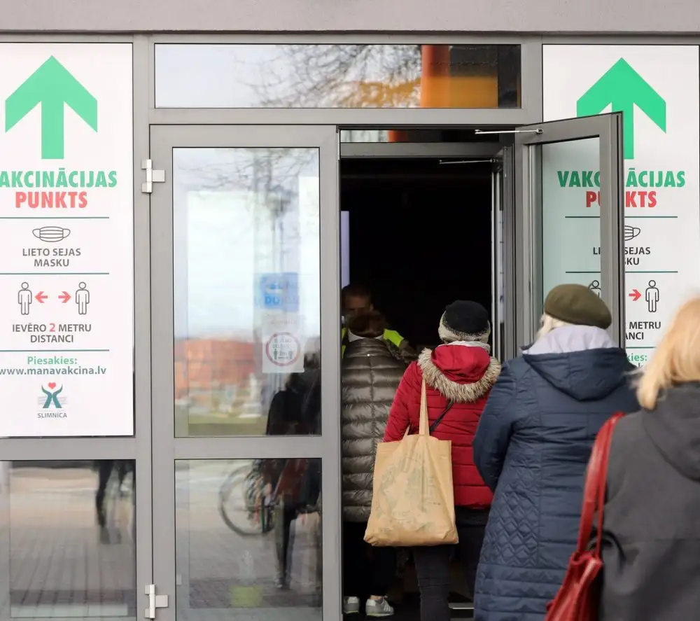 Ķīpsalā jau no agra rīta vērojama visai liela interese vakcinēties pret Covid-19, izmantojot «dzīvās rindas» iespēju