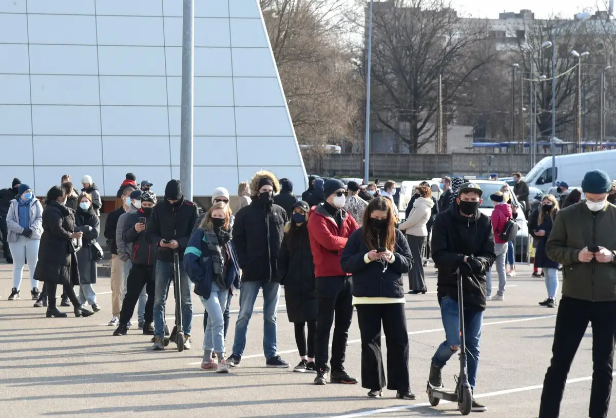 Plānošanas problēmu dēļ liela mēroga vakcinācijas centrā Ķīpsalas hallē izveidojušās iedzīvotāju rinda