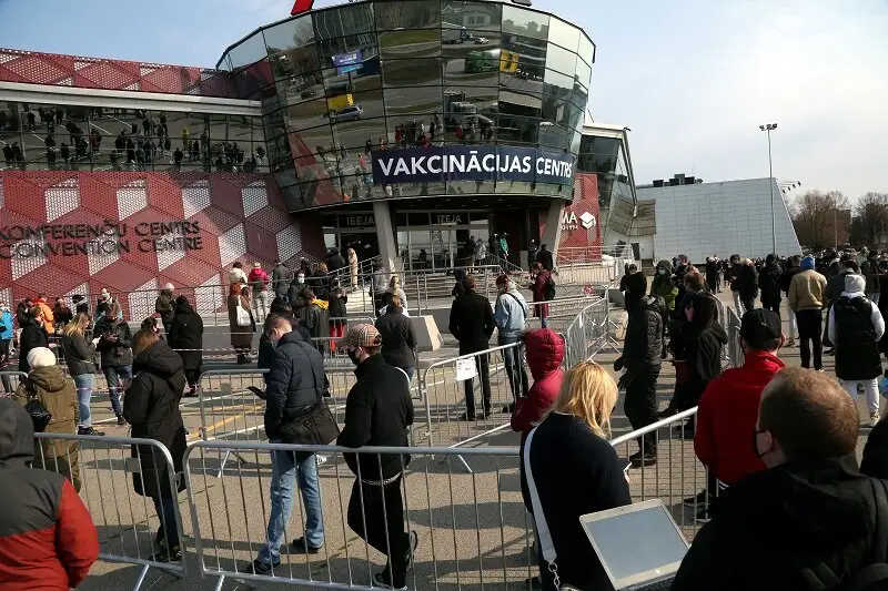 «ATTA» centrā pēc Covid-19 vakcīnas rindā stāv ap 200 iedzīvotāju; vakcīnas papildu pieejamas vēl 300 iedzīvotājiem