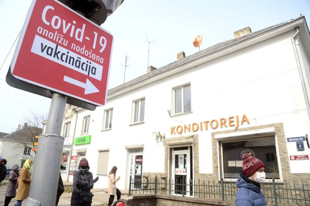 Saslimstība ar Covid-19 Latvijā pieaug jau otro nedēļu, brīdina SPKC
