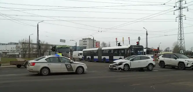 «Хотели завершить маневр, и так получилось»: крупная авария в Плявниеках чудом обошлась без жертв